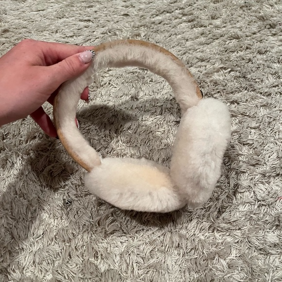Ugg earmuffs - Picture 3 of 4